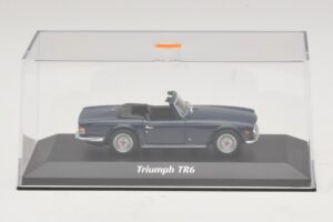 Triumph TR6 Tmavomodrá Maxichamps 1:43 940132570 Diecast – obrázok 4 z 5