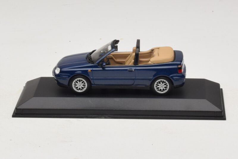 Volkswagen Golf Mk4 Kabriolet Modrý Dealerská Edícia Minichamps 1:43 GOLF005 Kov