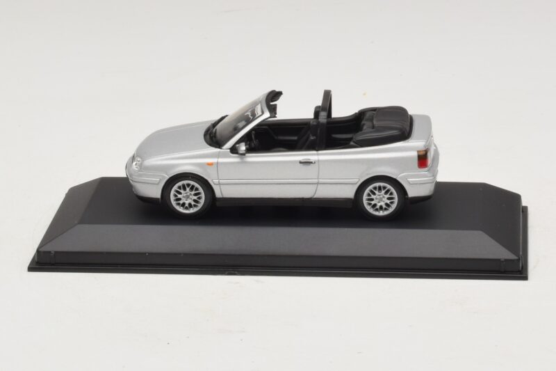 Volkswagen Golf Mk4 Kabriolet Strieborný Dealerská Edícia Minichamps 1:43 GOLF004 Kov