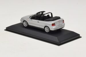 Volkswagen Golf Mk4 Kabriolet Strieborný Dealerská Edícia Minichamps 1:43 GOLF004 Kov – obrázok 3 z 5