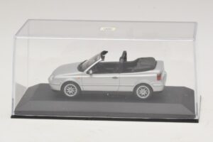 Volkswagen Golf Mk4 Kabriolet Strieborný Dealerská Edícia Minichamps 1:43 GOLF004 Kov – obrázok 4 z 5