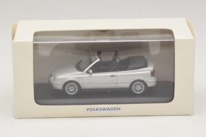 Volkswagen Golf Mk4 Kabriolet Strieborný Dealerská Edícia Minichamps 1:43 GOLF004 Kov – obrázok 5 z 5