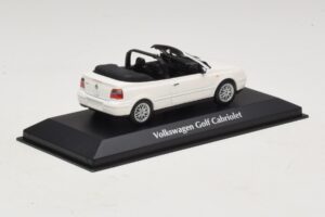 Volkswagen Golf Mk4 Kabriolet Biely Maxichamps 1:43 940058330 Kov – obrázok 2 z 5