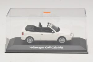 Volkswagen Golf Mk4 Kabriolet Biely Maxichamps 1:43 940058330 Kov – obrázok 4 z 5