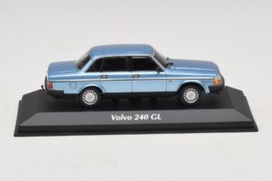 Volvo 240 GL Blue Metallic Maxichamps 1:43 940171400 Diecast