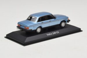 Volvo 240 GL Blue Metallic Maxichamps 1:43 940171400 Kov – obrázok 2 z 5