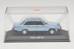 Volvo 240 GL Blue Metallic Maxichamps 1:43 940171400 Kov – obrázok 4 z 5