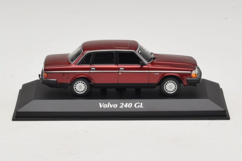 Volvo 240 GL Dark Red Metallic Maxichamps 1:43 940171401 Kov