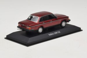 Volvo 240 GL Dark Red Metallic Maxichamps 1:43 940171401 Kov – obrázok 2 z 5