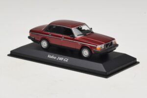 Volvo 240 GL Dark Red Metallic Maxichamps 1:43 940171401 Kov – obrázok 3 z 5