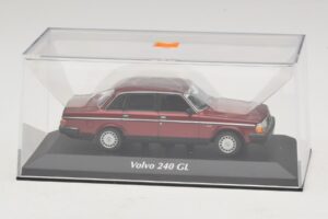 Volvo 240 GL Dark Red Metallic Maxichamps 1:43 940171401 Kov – obrázok 4 z 5