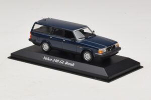 Volvo 240 GL Kombi Tmavomodrý Maxichamps 1:43 940171412 Kov – obrázok 3 z 5
