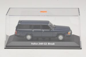 Volvo 240 GL Kombi Tmavomodrý Maxichamps 1:43 940171412 Kov – obrázok 4 z 5