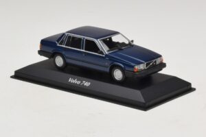 Volvo 740 Dark Blue Metallic Maxichamps 1:43 940171701 Kov – obrázok 3 z 5